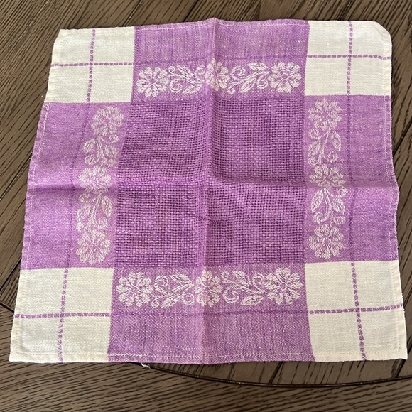 Linen Tablecloth with 4 napkins - Picture 3 of 3